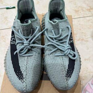 YEEZY BOOST 350 V2
Salt/core black/salt